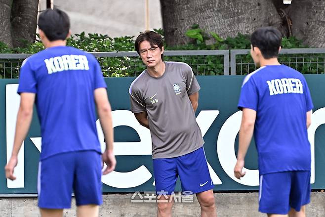 2026 북중미 월드컵에 참가하는 축구국가대표팀의 홍명보 감독(가운데)이 11일(한국시간) 멕시코 과달라하라 인근 사포판의 치바스 베르데 바예에서 훈련 중인 선수들을 바라보고 있다. 사포판(멕시코) | 박진업 기자 upandup@sportsseoul.com