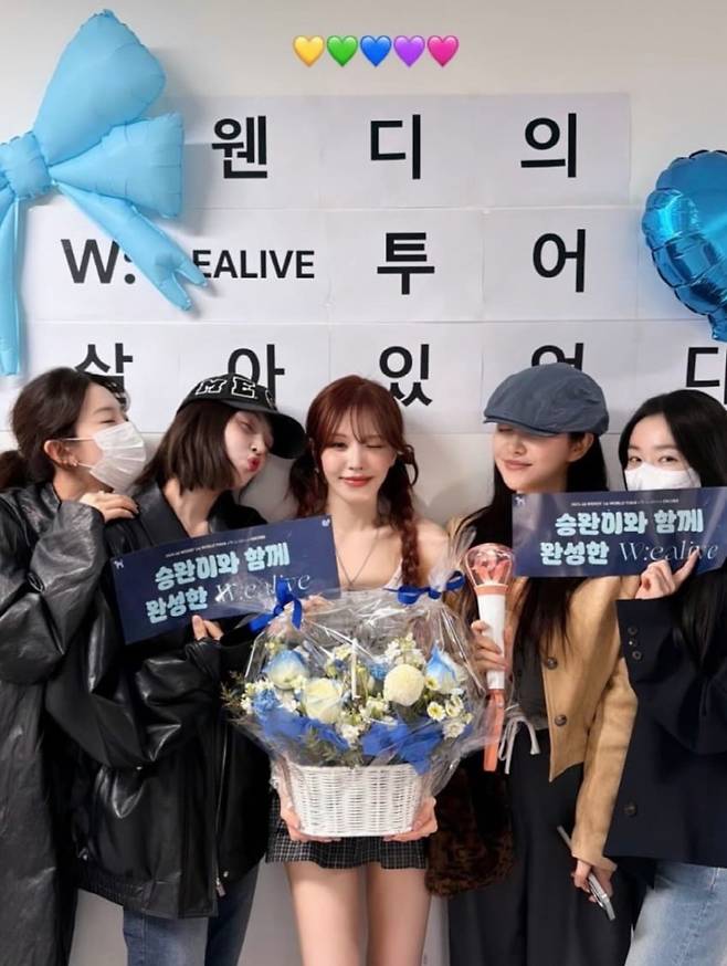 레드벨벳 멤버들이 지난 3월 웬디 솔로 콘서트에서 완전체로 회동했다. 멤버 슬기, 조이, 웬디, 예리, 아이린(왼쪽부터). 사진출처=웬디 SNS