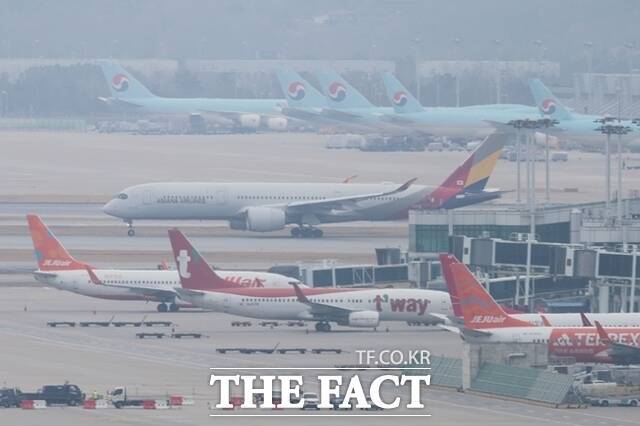 국제유가 하락 영향으로 국내 항공사들이 조만간 국제선 유류할증료를 인하할 것이라는 전망이 나온다. 단기적으로는 탑승권 수요가 증가할 가능성이 있으나 고유가 영향으로 인한 항공업계의 비용 부담은 계속돼 경영상 어려움은 지속될 것으로 보인다. /뉴시스