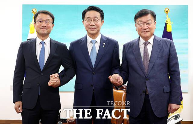 조정식 국회의장이 11일 오후 서울 여의도 국회에서 여야 원내대표와 회동 전 기념촬영을 하고 있다. 왼쪽부터 한병도 더불어민주당 원내대표, 조 의장, 정점식 국민의힘 원내대표. /국회=배정한 기자