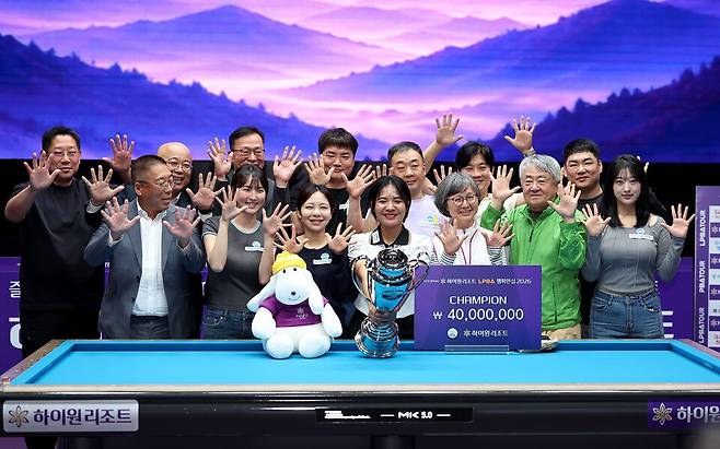 통산 10승 고지에 오른 피아비가 지인들과 기쁨을 나누고 있다. PBA 제공