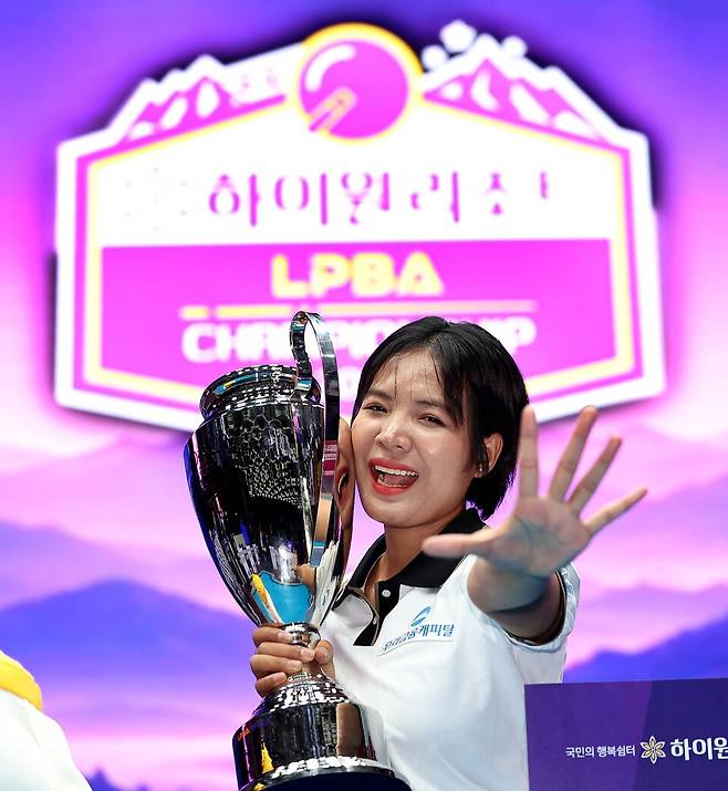 10번째 우승 트로피를 안은 피아비