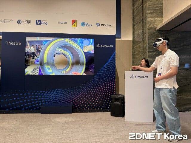 장호준 다쏘시스템코리아 파트너가 실제 크기 F1 차량 바퀴를 점검하고 있다.