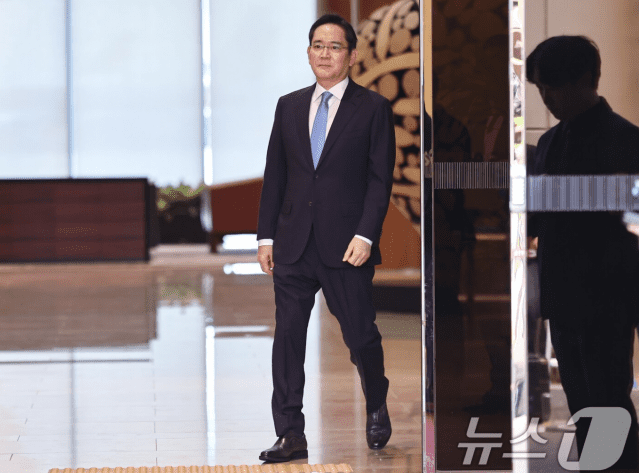 이재용 삼성전자 회장이지난달 5월 서울 강서구 서울김포비즈니스항공센터로 귀국하는 모습. (사진=뉴스)1