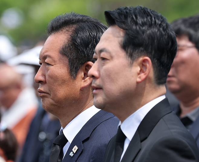 더불어민주당 정청래 대표와 국민의힘 장동혁 대표가 지난 6일 서울 동작구 국립서울현충원에서 열린 제71회 현충일 추념식에 참석해 있다. /연합뉴스