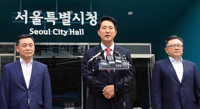 오세훈 국민의힘 서울시장 당선인이 4일 서울시청에서 시민들에게 감사 인사를 전하고 있다./뉴스1