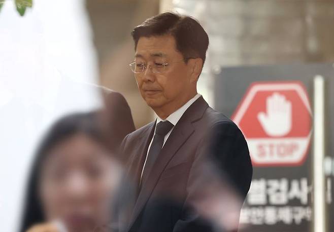 홍장원 전 국가정보원 1차장이 11일 '계엄 정당화 메시지 전달' 의혹과 관련해 피의자 신분으로 조사를 받기 위해 경기 과천시 2차 종합 특별검사팀으로 출석하고 있다. ⓒ연합뉴스