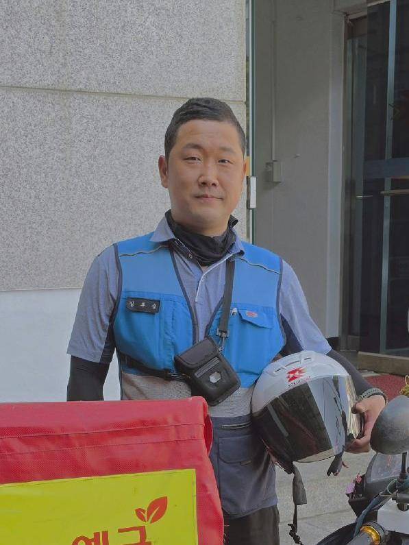 김부승 영광우체국 집배원은 5월 18일 우편물 배달 업무 중 집에서 도움을 요청하는 어르신의 다급한 전화를 받고 달려가 구조했다. 전남지방우정청 제공