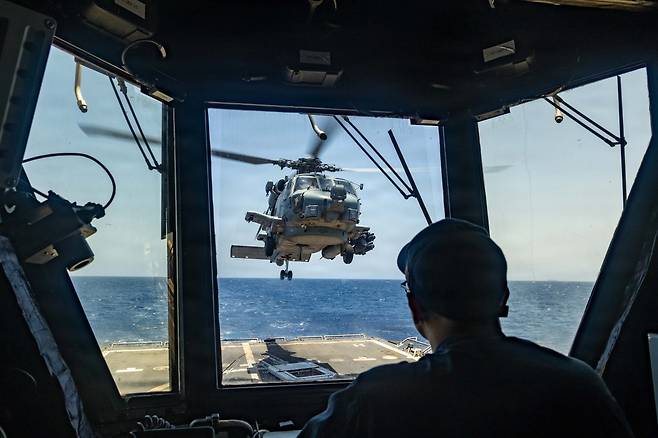 호르무즈 해협 인근 아라비아해 해상에서 작전을 수행 중인 MH-60R 시호크 헬기. 미 중부사령부(CENTCOM)가 15일(현지시간) 소셜미디어 엑스(X)에 게재했다. X