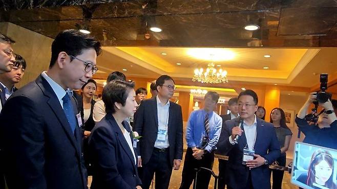 6월 4일 서울 소공동 롯데호텔에서 열린 ‘K-AI 반도체 성과 포럼’에서 메타엠 김상훈 AICC총괄 전무(오른쪽, 마이크)가 배경훈 부총리에게 국산 AI 반도체 기반 AICC 서비스 성과를 발표하고 있다. [사진 =메타엠]