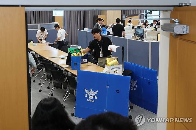 6ㆍ3 지방선거 당시 벌어진 투표지 부족사태를 수사하는 검경 합동수사본부 및 경찰 관계자들이 11일 경기도 과천시 중앙선거관리위원회 선거종합상황실에서 압수수색을 하고 있다. 연합뉴스
