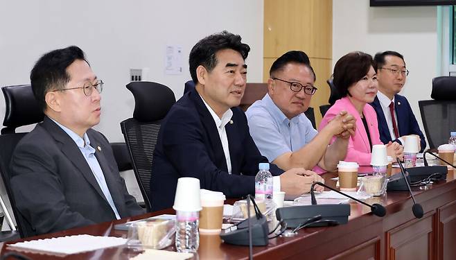 초·재선을 주축으로 한 국민의힘 개혁 성향 의원 모임 ‘대안과 미래’ 이성권 간사(왼쪽 두 번째)를 비롯한 의원들이 11일 국회 의원회관에서 조찬 모임을 열고 당 진로에 관해 논의하고 있다. 연합뉴스