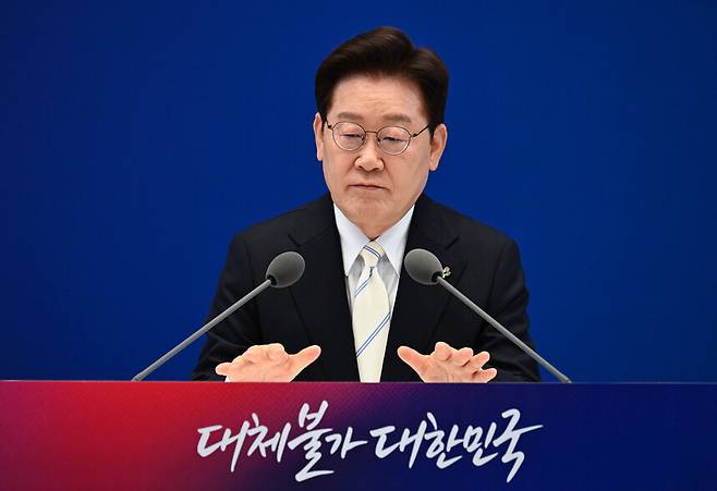이재명 대통령이 지난 8일 청와대에서 열린 취임 1주년 기자회견에서 발언하고 있다. 청와대사진기지단