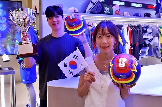 서울 중구 소공동 롯데백화점 본점 7층 스포츠 매장에서 모델들이 2026 FIFA 북중미 월드컵 공식 굿즈를 소개하고 있다. 구매 금액에 따른 월드컵 공식 굿즈 증정 이벤트는 본점, 잠실점, 부산본점, 인천점, 동탄점, 광주점에서 열린다. 롯데백화점 제공