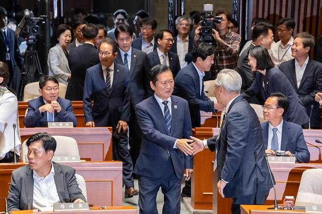 정청래 더불어민주당 대표가 11일 국회에서 열린 의원총회에 입장하다 의원들과 인사하고 있다. 연합뉴스