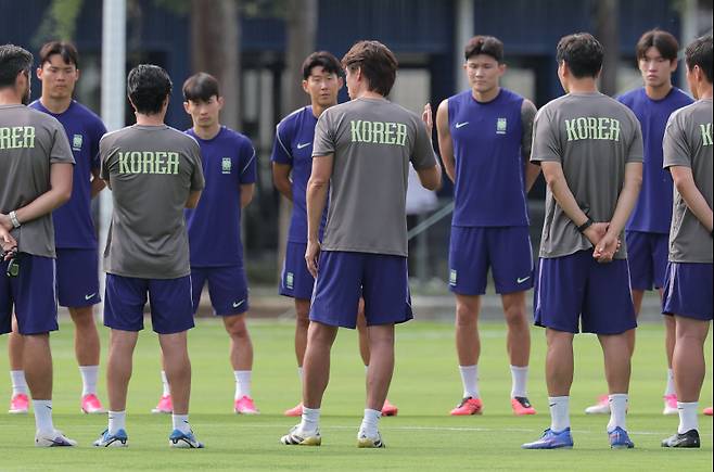 <yonhap photo-2561=""> 비장한 축구 대표팀 (사포판[멕시코 할리스코주]=연합뉴스) 류영석 기자 = 한국 축구 국가대표팀 선수들이 2026 북중미 월드컵 체코와의 조별리그 1차전을 하루 앞둔 10일(현지시간) 멕시코 과달라하라 인근 사포판의 치바스 바예 베르데에서 훈련을 하기 앞서 홍명보 감독의 지시 사항을 듣고 있다. 2026.6.11 ondol@yna.co.kr/2026-06-11 08:09:26/ 연합뉴스</yonhap>
