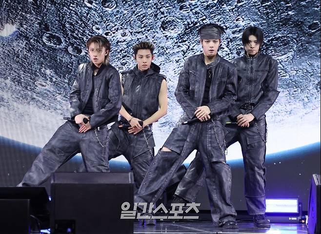 그룹 롱샷이 13일 오후 서울 영등포구 명화라이브홀에서 열린 첫 EP 'SHOT CALLERS' 발매 기념 쇼케이스에 참석해 멋진 무대를 선보이고 있다. '롱샷'은 가수이자 모어비젼 대표 프로듀서인 박재범이 최초로 선보이는 보이그룹이다. 서병수 기자 qudtn@edaily.co.kr /2026.01.13/