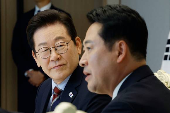 이재명 대통령이 8일 용산 대통령실에서 여야 지도부 오찬 회동에 참석한 국민의힘 장동혁 대표의 발언을 듣고 있다. 2025.9.8 [대통령실통신사진기자단] [사진=연합뉴스]