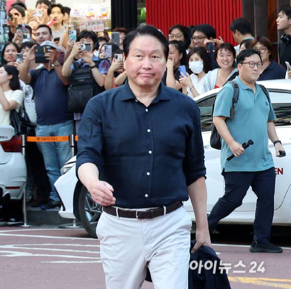 최태원 SK회장이 지난 5일 오후 서울 서교동의 한 고깃집에서 열린 젠슨 황 엔비디아 최고경영자와의 삼겹살 회동에 참석하고 있다.[사진=곽영래 기자]