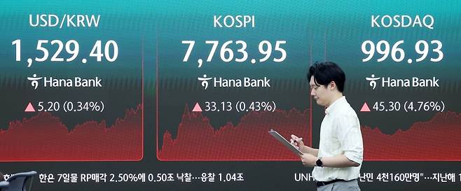 코스닥이 전 거래일보다 4.76% 상승한 11일 서울 하나은행 본점 딜링룸에서 직원이 현황판 앞을 지나가고 있다. 뉴스1