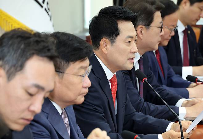 장동혁 국민의힘 대표가 11일 국회에서 열린 최고위원회의에서 발언하고 있다. 연합뉴스