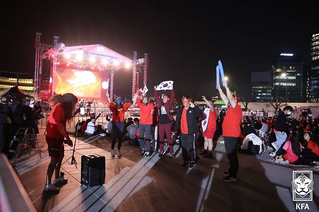 서울 광화문에서 축구대표팀 월드컵 응원을 펼치는 시민들. 대한축구협회 제공