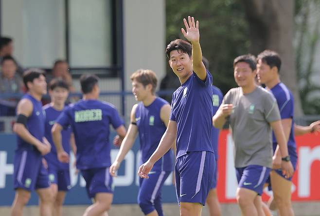 축구대표팀 주장 손흥민이 11일 북중미 월드컵 체코와의 조별리그 1차전을 하루 앞둔 훈련 도중 손을 들어 인사하고 있다. 연합뉴스