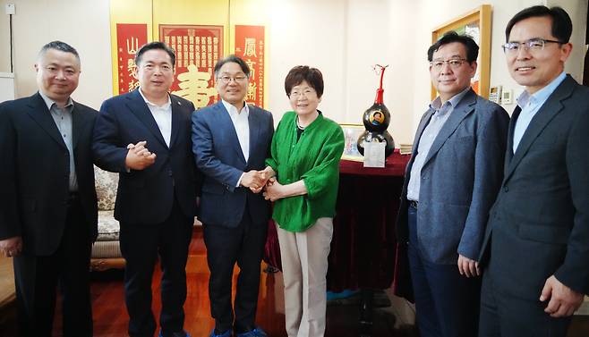 강기정 광주시장(왼쪽에서 3번째)이 지난 9일 중국 베이징 정소제 여사(정율성 선생의 딸) 자택에서 한중 교류 방안등에 대해 논의했다.