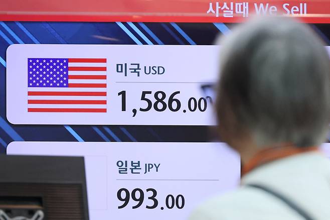 9일 인천국제공항 내 은행 환전소에 실시간 원/달러 환율이 표시되고 있다. 연합뉴스