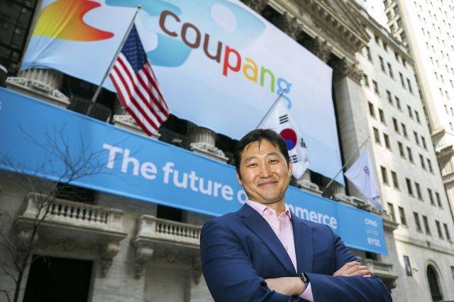 미국 뉴욕 증권거래소 앞에서 포즈를 취하는 김범석 쿠팡 의장. 쿠팡 제공
