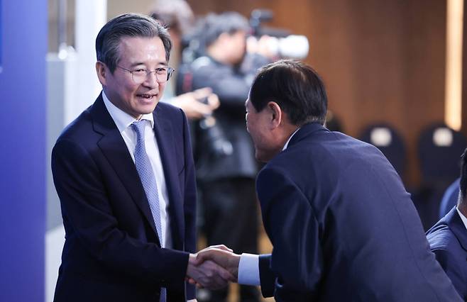 김용범 정책실장이 13일 호텔현대 바이 라한 울산에서 열린 이재명 대통령 주재 K-조선 미래비전 간담회에서 참석자와 인사하고 있다. 연합뉴스