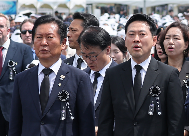 지난 6일 서울 동작구 국립서울현충원에서 열린 제71회 현충일 추념식에 참석한 더불어민주당 정청래 대표와 국민의힘 장동혁 대표 [연합뉴스]