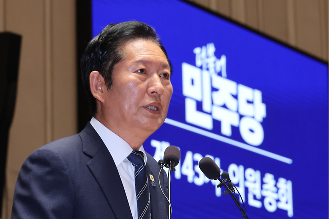 정청래 더불어민주당 대표가 11일 서울 여의도 국회에서 열린 의원총회에서 발언하고 있다. [뉴스1]