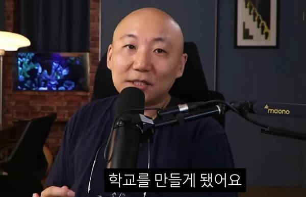 웹툰작가 주호민이 특수학교와 일반 학교 사이인 '회색지대'에 있는 아이들을 위한 대안학교를 설립하겠다고 밝혔다. 사진은 웹툰작가 주호민 모습. /사진=유튜브 채널 '주펄' 캡처