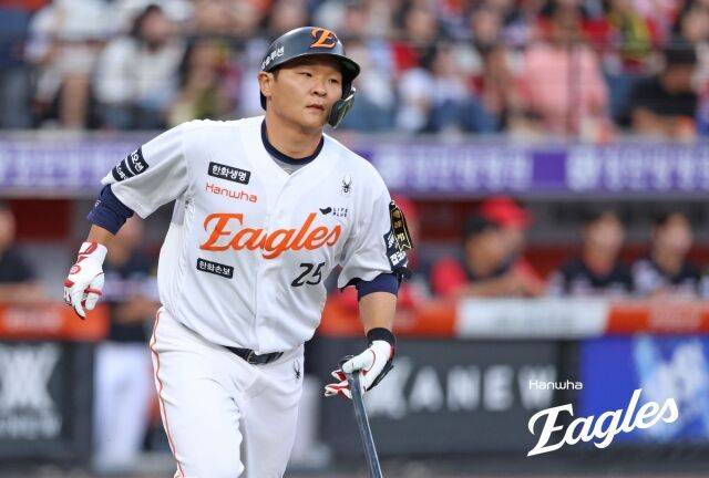한화 이글스 김태연이 10일 대전한화생명볼파크에서 열린 KIA 타이거즈와의 홈 경기서 홈런을 치고 있다./한화 이글스 제공