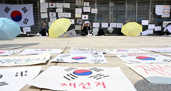 6·3 지방선거 투표용지 부족 사태를 규탄하며 재선거를 요구하는 잠실 개표소 봉쇄 시위가 지속되고 있는 가운데 재선거를 촉구하는 메시지가 부착되어 있다. 임세준 기자