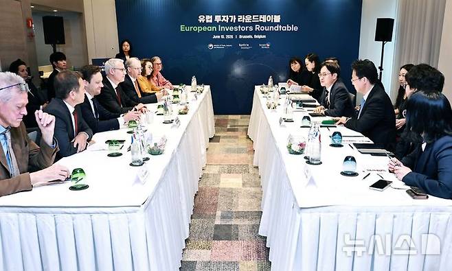 [세종=뉴시스]산업통상부는 대한무역투자진흥공사(KOTRA)와 함께 '유럽지역 투자신고식' 및 '유럽투자가 라운드테이블'을 열고 유럽 기업의 한국 투자 확대와 미래 투자 협력 방향을 논의했다.(사진=산업부 제공)