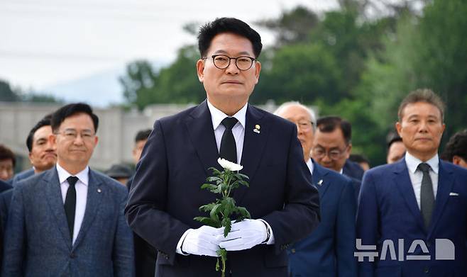 [광주=뉴시스] 류형근 기자 = 6·3 국회의원 재보선을 통해 국회 재입성한 더불어민주당 송영길 의원이 7일 오전 광주 북구 운정동 국립5·18민주묘지에서 헌화를 하고 있다. 2026.06.07. hgryu77@newsis.com