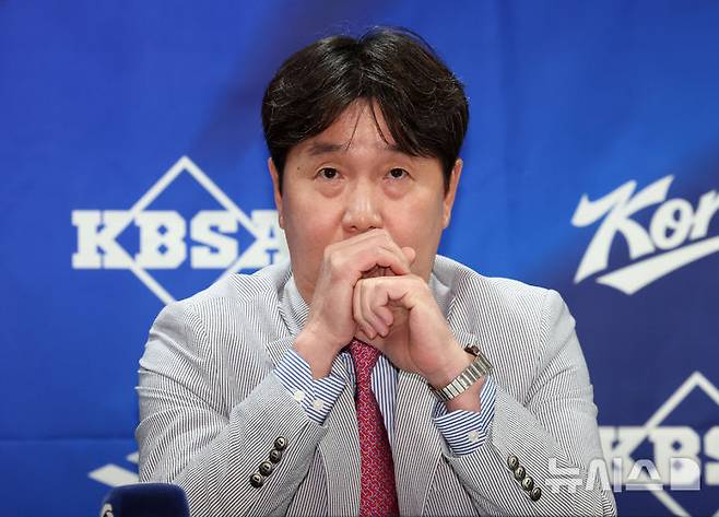 [서울=뉴시스] 이영환 기자 = 류지현 야구 국가대표팀 감독이 11일 오후 서울 중구 한국프레스센터에서 열린 2026 아이치-나고야 아시안게임 대표팀 최종 명단 발표 기자회견에서 잠시 생각에 잠겨 있다. 2026.06.11. 20hwan@newsis.com