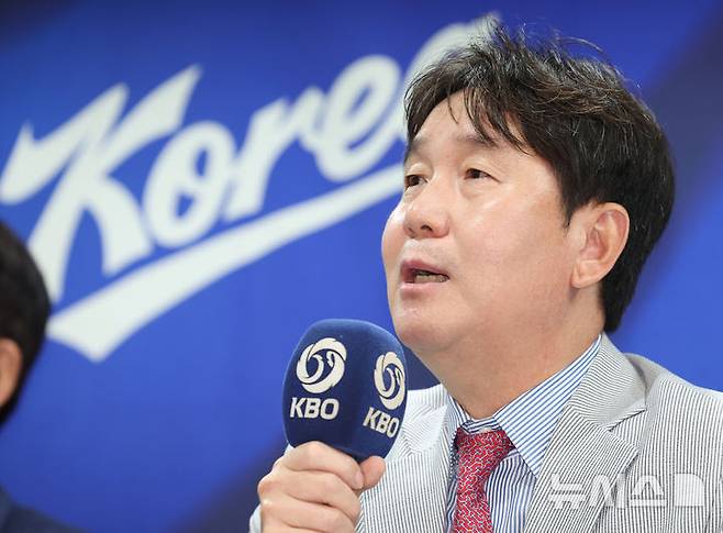 [서울=뉴시스] 이영환 기자 = 류지현 야구 국가대표팀 감독이 11일 오후 서울 중구 한국프레스센터에서 열린 2026 아이치-나고야 아시안게임 대표팀 최종 명단 발표 기자회견에서 취재진의 질문에 답하고 있다. 2026.06.11. 20hwan@newsis.com