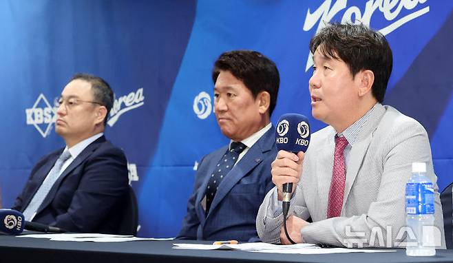 [서울=뉴시스] 이영환 기자 = 류지현 야구 국가대표팀 감독이 11일 오후 서울 중구 한국프레스센터에서 열린 2026 아이치-나고야 아시안게임 대표팀 최종 명단 발표 기자회견에서 취재진의 질문에 답하고 있다. 2026.06.11. 20hwan@newsis.com