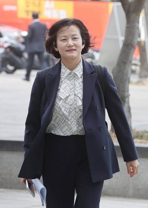 서울행정법원 들어서는 정유미 법무부 인사에서 고검 검사급 보직으로 사실상 강등된 정유미 검사장(대전고검 검사)이 26일 서울 서초구 서울행정법원에서 열린 인사명령처분취소 1심 변론기일에 출석하고 있다. 2026.3.26 [연합뉴스 자료사진]