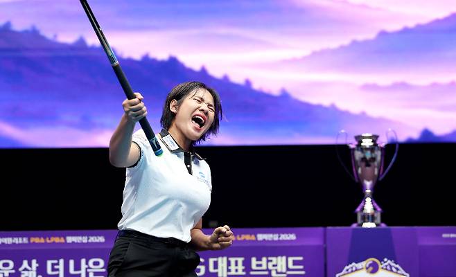 스롱이 10일 강원도 정선군 하이원리조트 그랜드호텔 컨벤션타워에서 열린 '국민의 행복쉼터 하이원리조트 PBA 챔피언십' 여자부 우승을 차지한 뒤 세리머니를 펼치고 있다. PBA