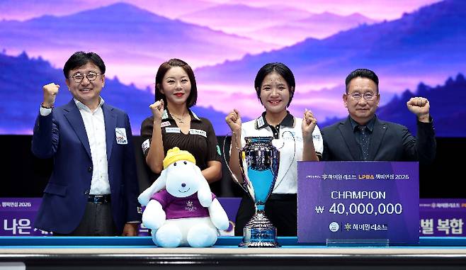 PBA 장상진 부총재(왼쪽부터), 김가영, 스롱 피아비, 강원랜드 전제만 ESG상생본부장 직무 대행이 기념 사진을 찍고 있다. PBA