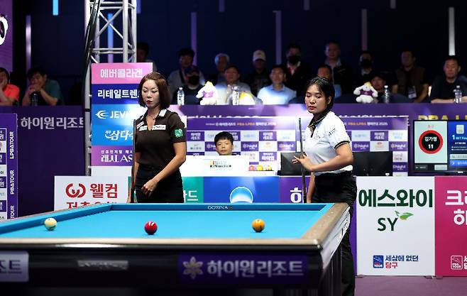 결승에서 뱅킹 샷을 하는 김가영과 스롱. PBA
