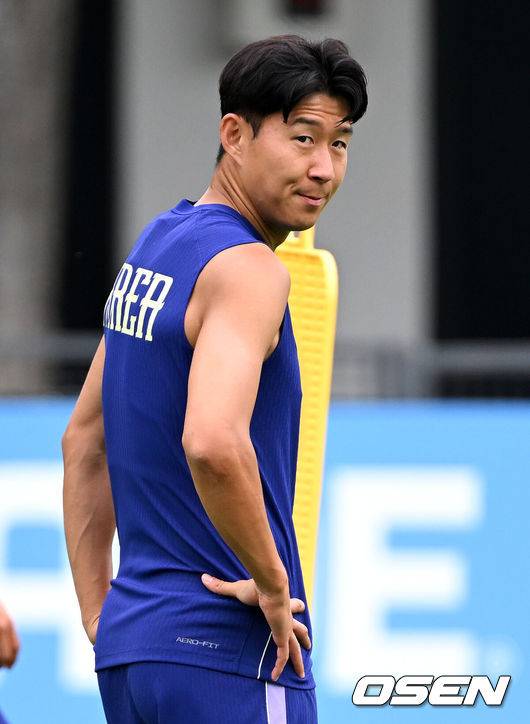 [OSEN=사포판(멕시코), 이대선 기자] 2026 북중미 월드컵에 참가하는 한국 축구국가대표팀이 9일(한국시각) 멕시코 과달라하라 인근 사포판의 치바스 베르데 바예에서 훈련을 진행했다.한국은 과달라하라에서 체코와 멕시코를 차례로 상대한 뒤 조별리그 마지막 경기를 치른다.손흥민이 훈련을 하고 있다. 2026.06.09 /sunday@osen.co.kr