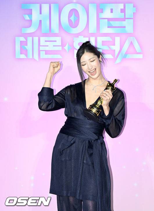 [OSEN=조은정 기자] 넷플릭스 ‘케이팝 데몬 헌터스’ 아카데미 수상 기념 간담회가 1일 서울 용산구 CGV용산아이파크몰에서 열렸다.이날 기자간담회에는 매기 강 감독, 크리스 애플한스 감독, 이재, IDO(이유한, 곽중규, 남희동)가 참석했다.가수 이재가 포즈를 취하고 있다. 2026.04.01 /cej@osen.co.kr