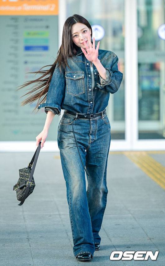 [OSEN=인천공항, 최규한 기자] 그룹 있지(ITZY) 유나가 11일 오전 해외 일정 참석을 위해 인천공항을 통해 출국했다.있지 유나는 홍콩에서 열리는 브랜드 행사에 참석할 예정이다.있지 유나가 출국장으로 향하며 팬들과 취재진을 향해 인사하고 있다. 2026.06.11 / dreamer@osen.co.kr