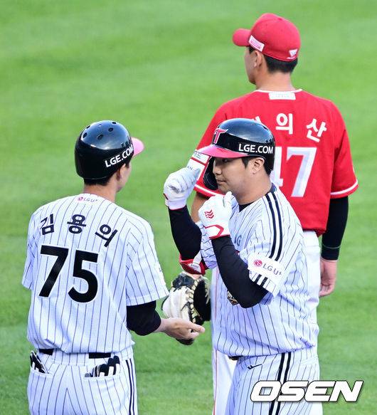 [OSEN=잠실, 지형준 기자] 11일 서울 잠실야구장에서 2026 신한 SOL KBO리그 LG 트윈스와 SSG 랜더스의 경기가 열렸다.3연승과 스윕승을 노리는 LG는 김윤식, 2연패에 빠진 SSG는 김건우를 선발로 내세웠다.1회말 1사 1,3루에서 LG 문보경이 선제 1타점 적시타를 날리며 기뻐하고 있다. 2026.06.11&nbsp;/ jpnews@osen.co.kr