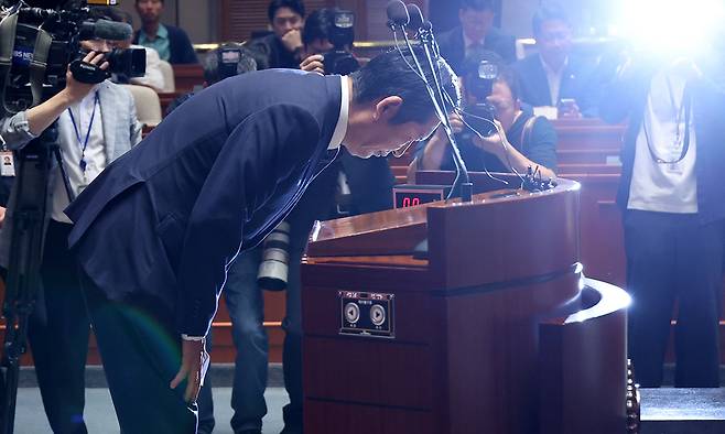고개숙인 鄭 더불어민주당 정청래 대표가 11일 서울 여의도 국회에서 열린 의원총회에서 인사하고 있다. 정 대표는 “이재명정부의 성공과 정권 재창출이라는 시대적 과제 앞에서 우리는 첫째도 둘째도 셋째도 단결”이라며 당내에서 제기된 자신의 사퇴 요구를 일축했다. 허정호 선임기자